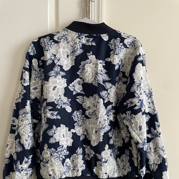 Jeans by Buffalo Blue Floral Bomber Jacket size Large NWT - Picture 4 of 4
